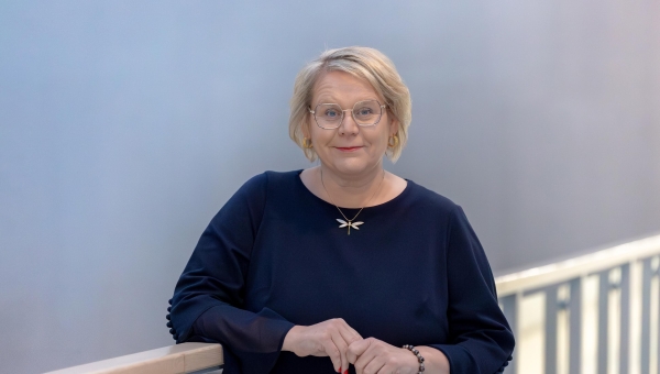 Rõuge vallavolikogu uus juht Kerli Kõiv peab end pigem maal elada armastavaks inimeseks ega kipu Rõugest ära suurtesse linnadesse. Foto: AIGAR NAGEL